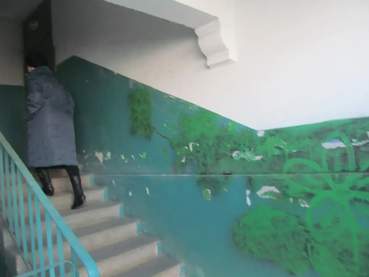 Жители дома на проспекте Мусы Джалиля пожаловались на грязный подъезд