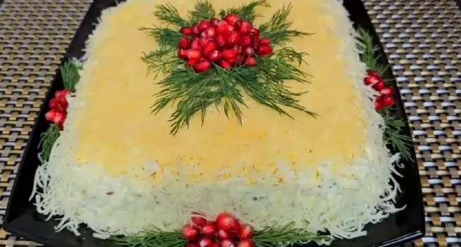 Слоеный салат «Королевский»: кулинарный шедевр для новогоднего стола