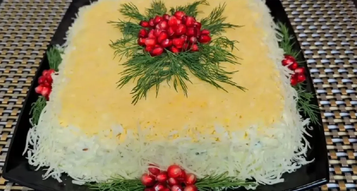 Слоеный салат «Королевский»: кулинарный шедевр для новогоднего стола