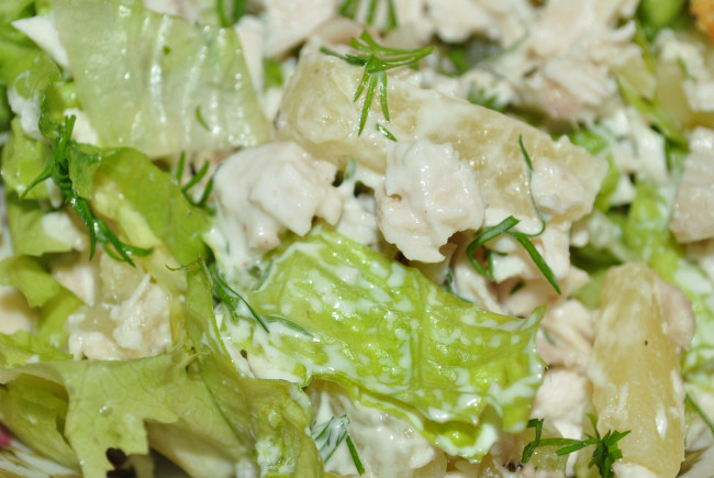 Салат с куриной грудкой и сыром: легкий ужин для похудения и набора массы