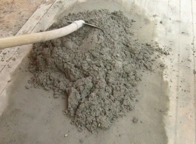 Как замесить бетон без трещин: простая формула и советы по заливке