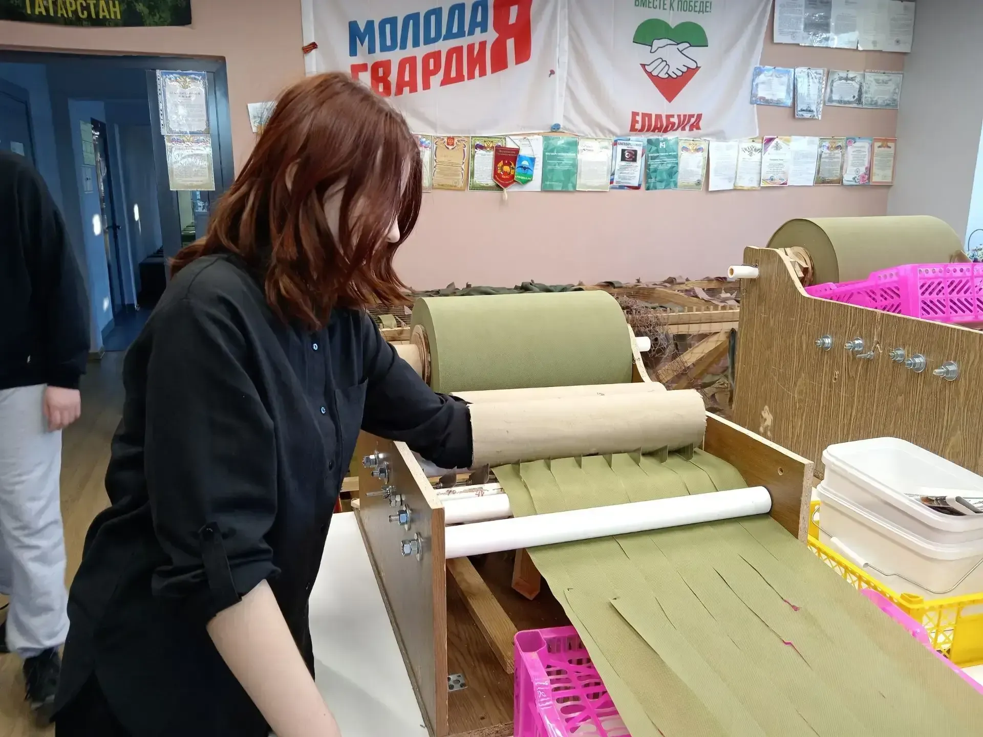 Студенты Елабужского колледжа начали плетение маскировочных сетей для бойцов СВО