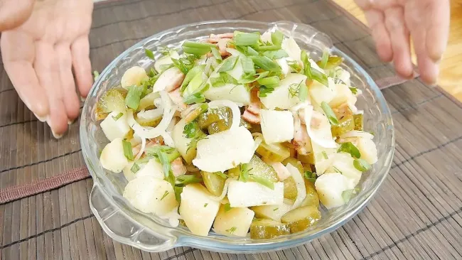 Немецкий картофельный салат за 15 минут: просто и вкусно для новогоднего стола