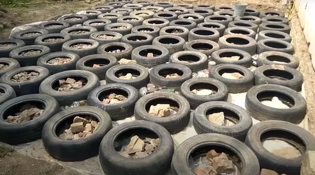 Экономим на фундаменте: как использовать старые шины и мусор для стяжки пола
