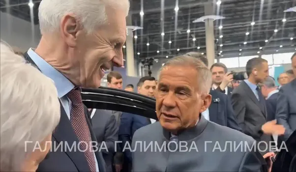 Минниханов протестировал электромобиль &laquo;Атом&raquo; на Российском венчурном форуме в Казани