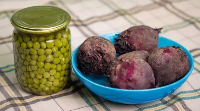 Салат из свеклы с сыром и горошком: быстрое и вкусное блюдо для любого стола