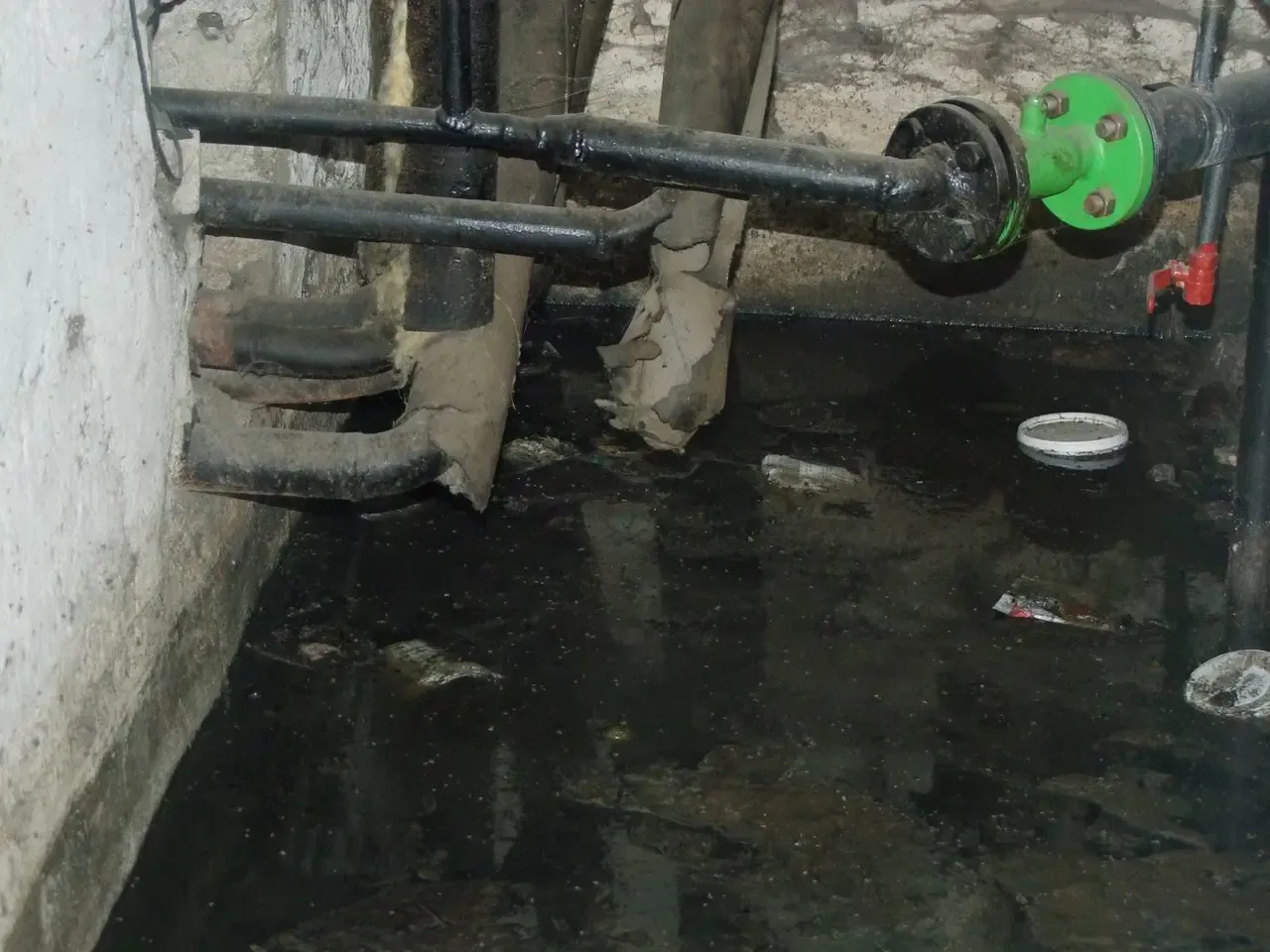 В Набережных Челнах жильцы дома обратились в инспекцию из-за аварий в подвале