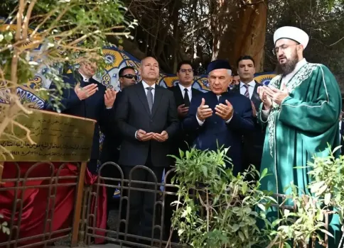 Минниханов посетил могилу философа Бигиева в Каире