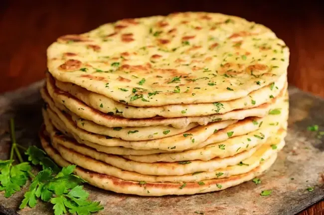 Творожные лепешки на кефире за 10 минут — сытный завтрак для всей семьи