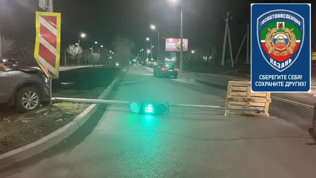 В Казани водитель каршеринга врезался в столб и сбил светофор