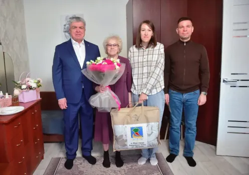 Мэр Набережных Челнов Магдеев поздравил с днем рождения мать Героя России Сергея Чебнёва