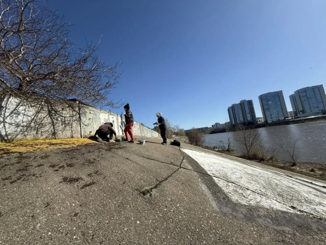 В Набережных Челнах удалили самовольные надписи на Элеваторной горе