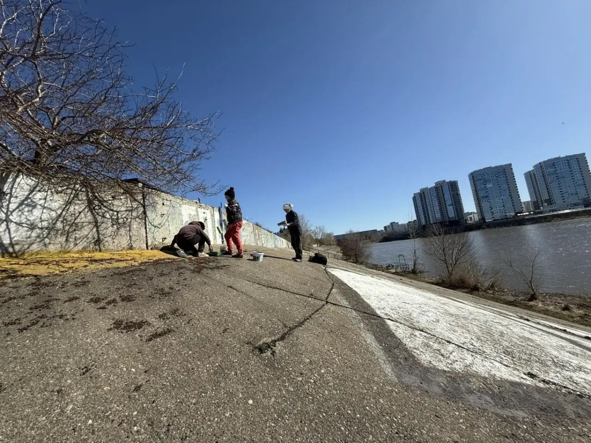 В Набережных Челнах удалили самовольные надписи на Элеваторной горе