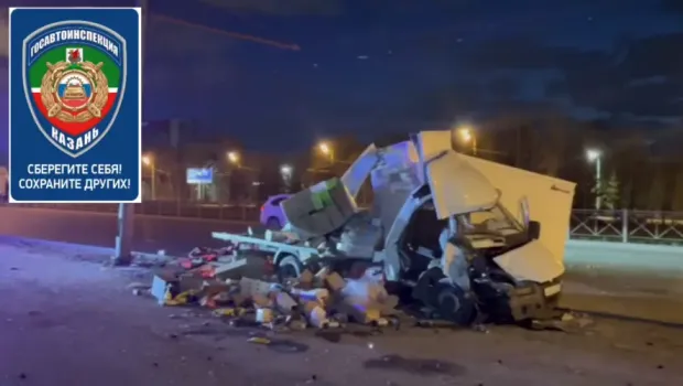 ДТП с грузовиком в Казани: водитель уснул за рулем и врезался в опору ЛЭП