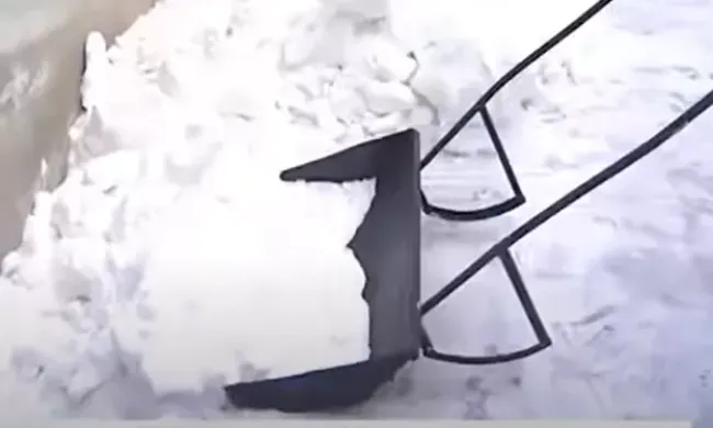 Лопата-санки: как облегчить уборку снега и сэкономить силы