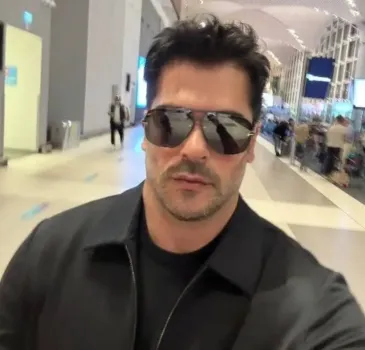 Бурак Озчивит прибыл в Казань для показа моноспектакля