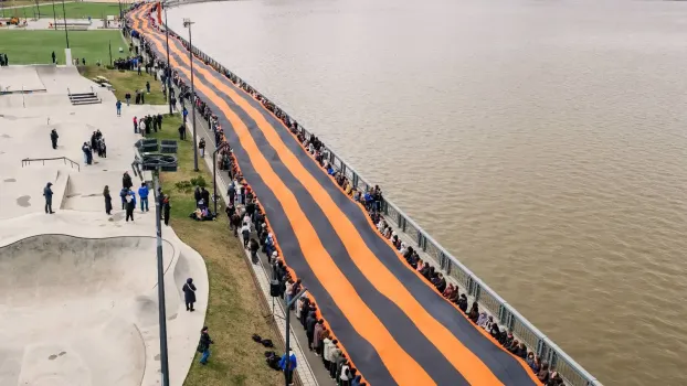 В Казани прошел флешмоб с самой длинной Георгиевской лентой в стране