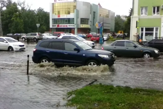 В Салмачах центральную улицу затопило талой и дождевой водой