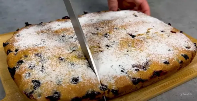 Пирог &laquo;5 ложек&raquo; с ягодами: просто и быстро к чаю для всей семьи