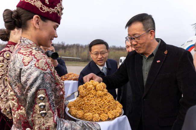 Министра обороны Китая в аэропорту Казани встретили чак-чаком