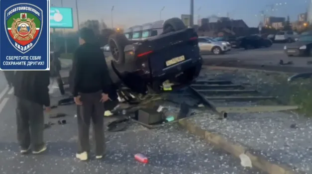 В Казани Mercedes врезался в столб и перевернулся, водитель госпитализирован