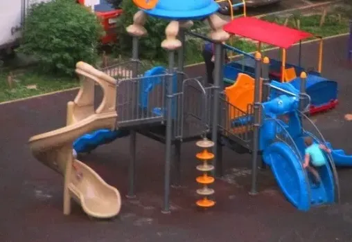 В Альметьевске спасатели помогли восьмилетнему мальчику спуститься с горки