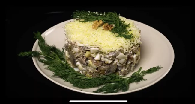 Салат &laquo;Довольный муж&raquo;: сытное блюдо с куриной печенью и солеными грибами для любого стола