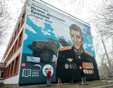 На фасаде гимназии №&thinsp;125 в Казани открыли мурал в честь Михаила Ермолина