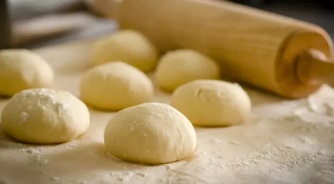 Два простых рецепта мягкого теста на кефире для вкусной выпечки