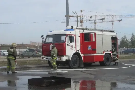 В Набережных Челнах сухая трава горела на площади в 400 квадратных метров