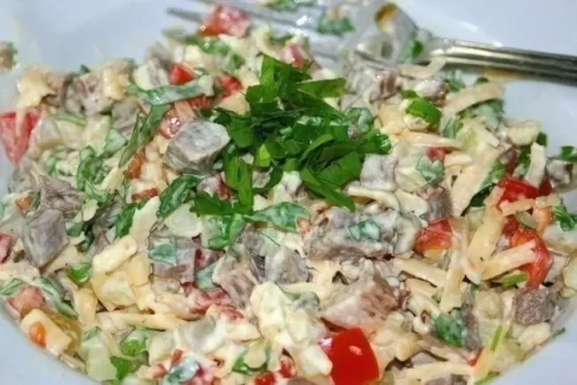 Сытный салат с говядиной и сыром: просто и вкусно для любого стола