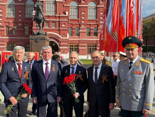 Мэр Набережных Челнов возложил цветы к Вечному огню в Москве