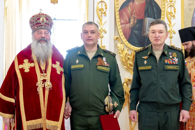 Митрополит Кирилл наградил сотрудников и воспитанников военных училищ Казани