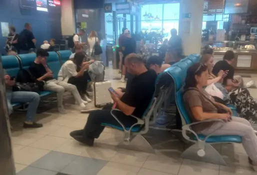 Аэропорт Казани переполнен пассажирами из-за задержек и отмен рейсов