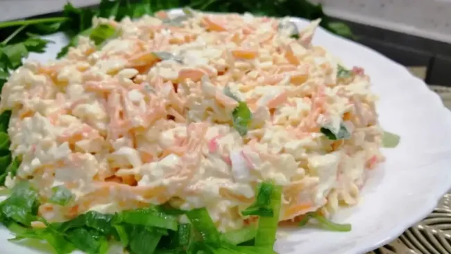 Вкусный экспресс-салат с крабовыми палочками за 10 минут для быстрого перекуса