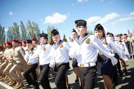 Парад старшеклассников прошел в парке Победы Казани