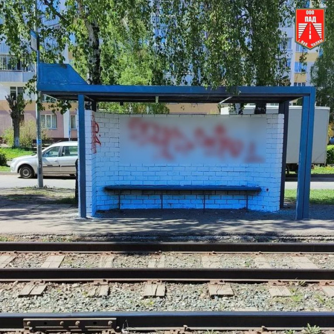 Сотрудники ПАД очистили остановки и переходы от вандальных надписей