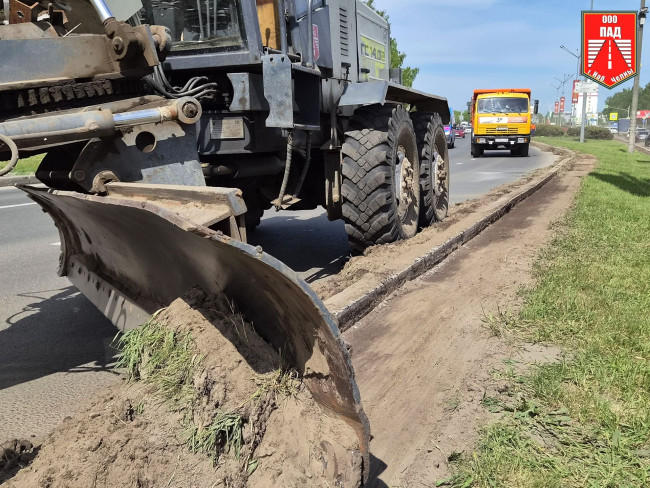 В Челнах начались работы по срезанию почвы на газоне проспекта Мусы Джалиля